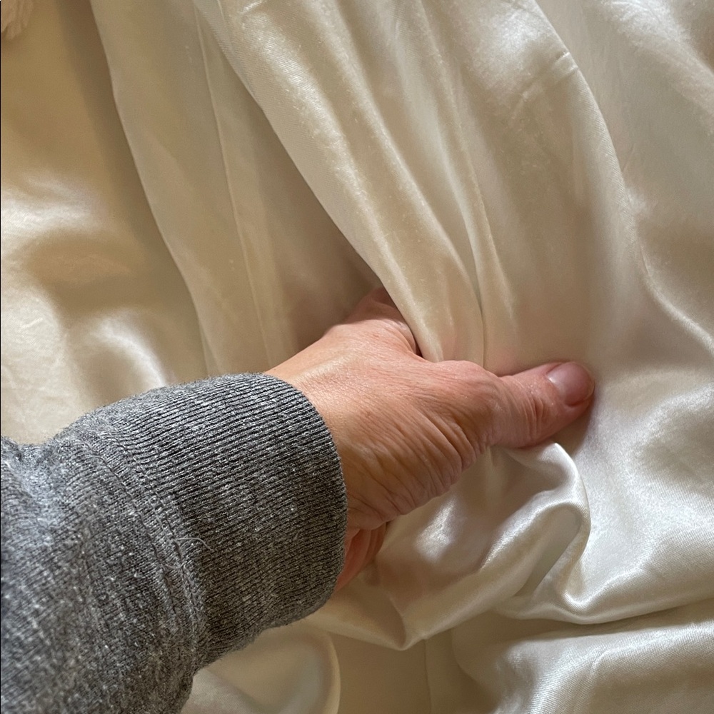 Giraffe at Home Cozy Cream Satin/Plush Robe - Picture 10 of 13